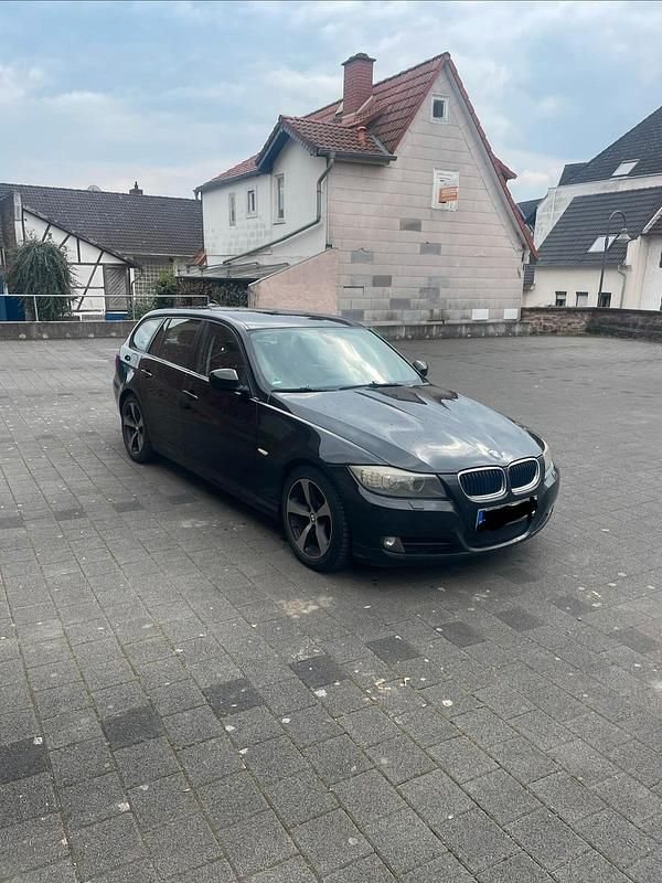 Gebraucht BMW 320 177 PS (130 kW) 2009 Schwarz Kombi