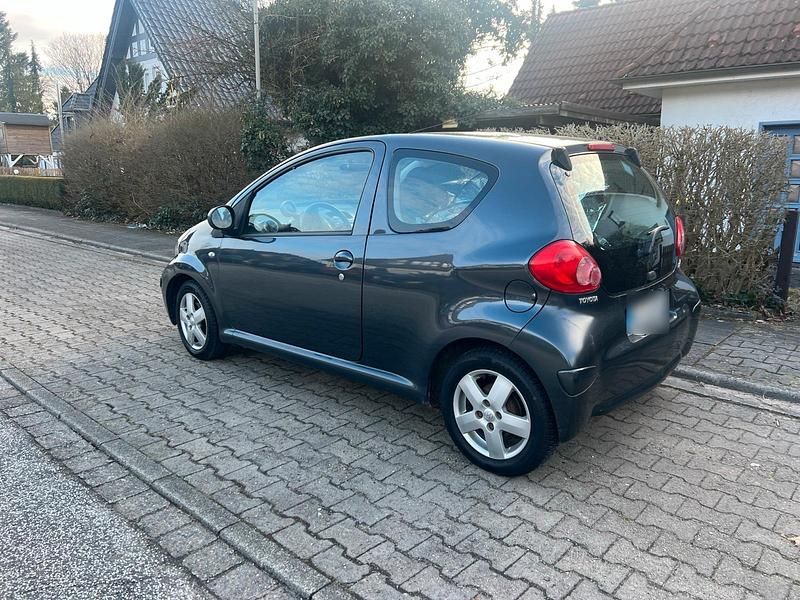 Gebraucht Toyota Aygo 69 PS (50 kW) 2005 Grau Kleinwagen