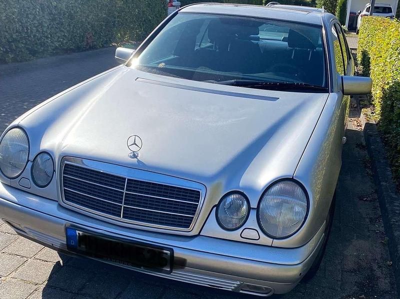 Silber Gebraucht 1996 Mercedes E230 Elegance Limousine | 1.999 € (Superpreis) - Bild 1/4