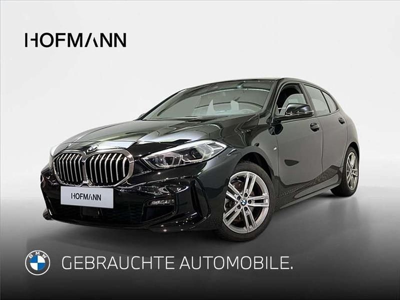 Saphirschwarz metallic Gebraucht 2021 BMW 118 M Sport Kleinwagen | 22.437 € (Guter Preis) - Bild 1/3