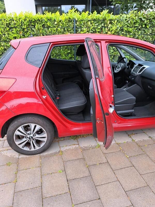 Rot Gebraucht 2018 Kia Venga DREAM-TEAM Edition Kleinwagen | 11.500 € (Superpreis) - Bild 1/4
