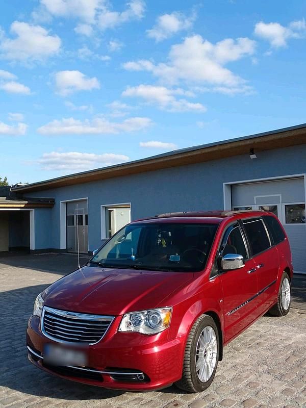 Rot Gebraucht 2015 Chrysler Town & Country Touring Van / Kleinbus | 14.999 € - Bild 1/4