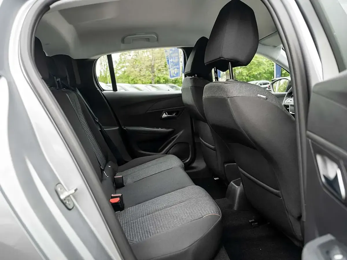 Neu Peugeot 208 Style 101 PS (74 kW) 2026 Silber Kleinwagen