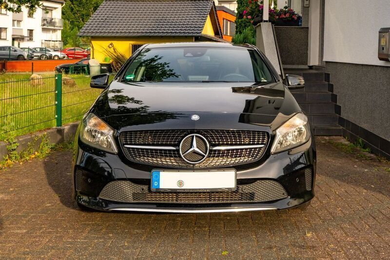 Schwarz Gebraucht 2016 Mercedes A200 Limousine | 13.500 € (Fairer Preis) - Bild 1/4