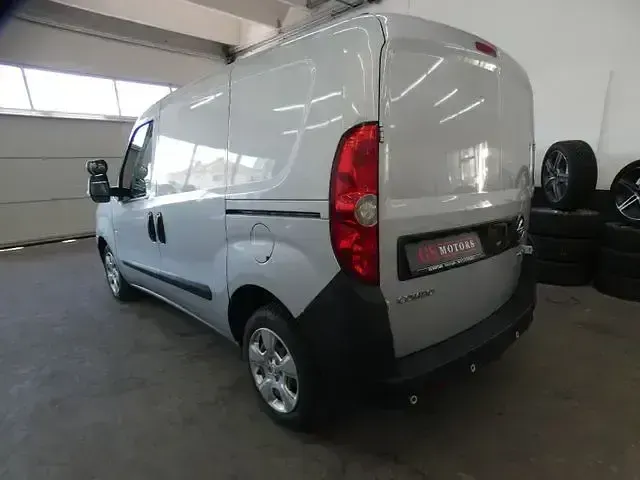 Gebraucht Opel Combo Edition 105 PS (77 kW) 2016 Silber Van / Kleinbus