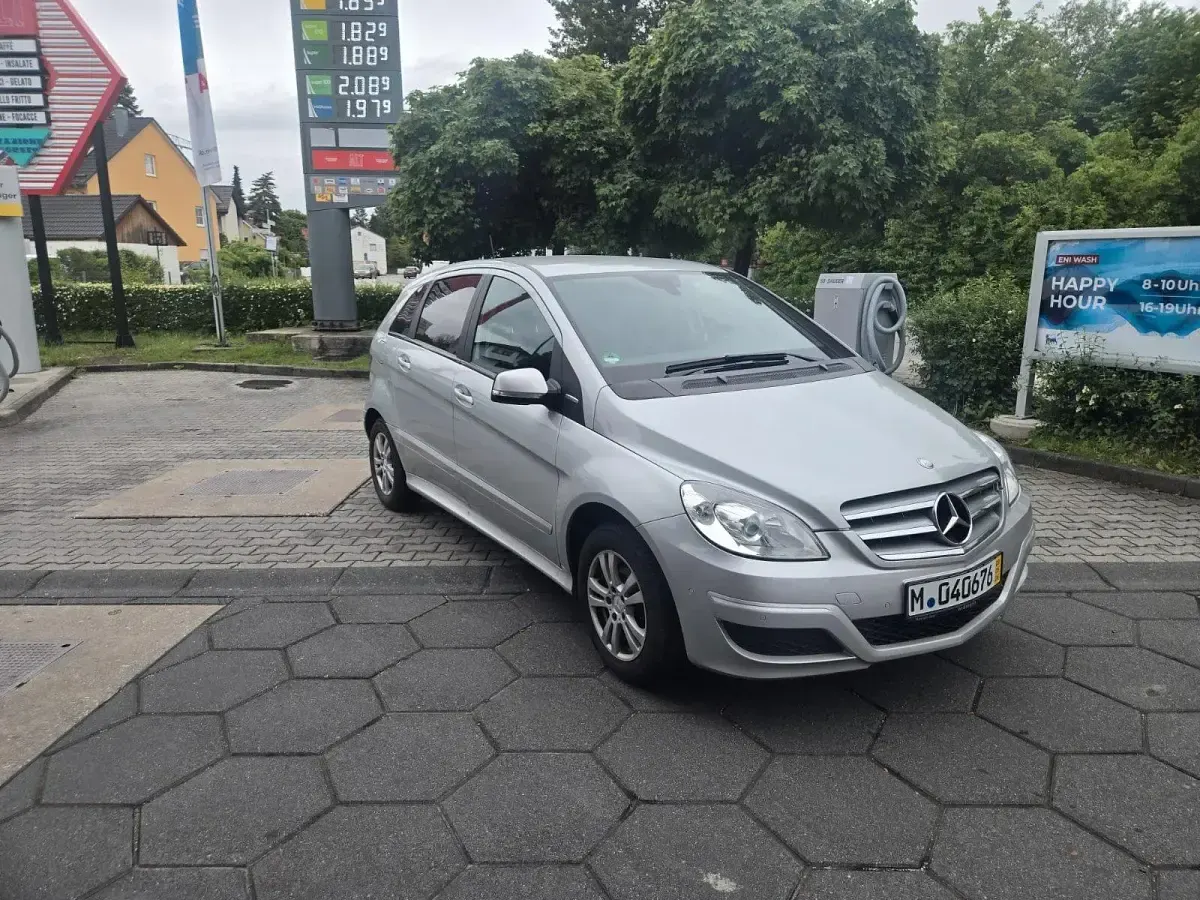 Gebraucht Mercedes B180 116 PS (85 kW) 2009 Silber Van / Kleinbus