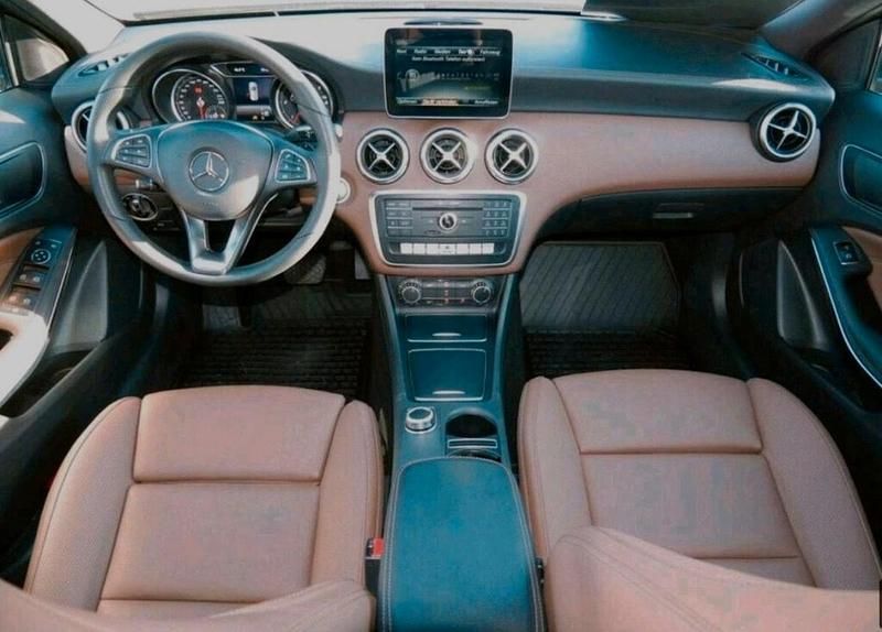 Schwarz Gebraucht 2017 Mercedes A200 Kleinwagen | 18.500 € (Fairer Preis) - Bild 1/4