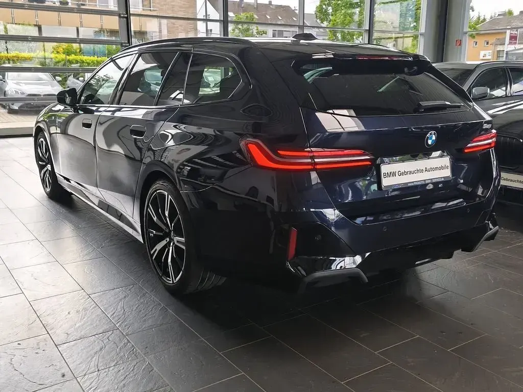 Gebraucht BMW 520 M Sport 190 PS (139 kW) 2025 Carbonschwarz Kombi