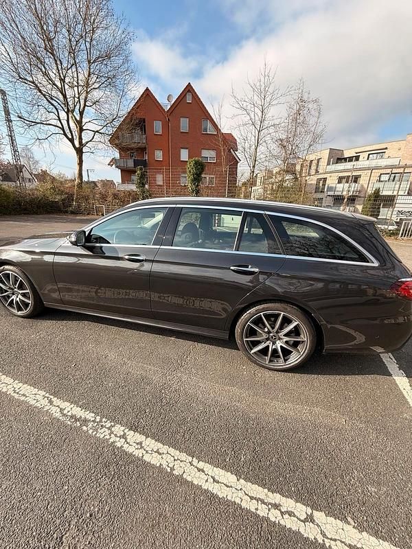 Gebraucht Mercedes E220 200 PS (147 kW) 2023 Schwarz Kombi