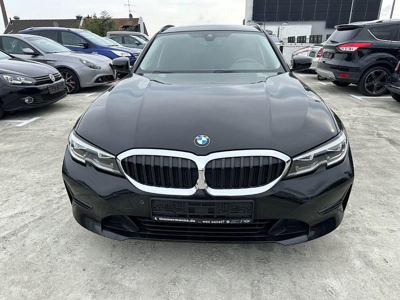 Schwarz Gebraucht 2021 BMW 318 Sport Line Kombi | 16.700 € (Superpreis) - Bild 1/4