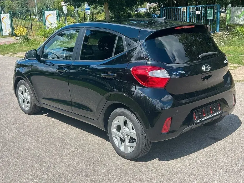 Gebraucht Hyundai i10 GO! 67 PS (49 kW) 2023 Schwarz Kleinwagen
