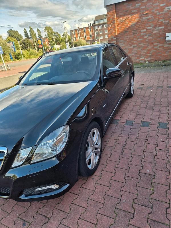 Schwarz Gebraucht 2010 Mercedes E250 Limousine | 12.380 € (Fairer Preis) - Bild 1/4