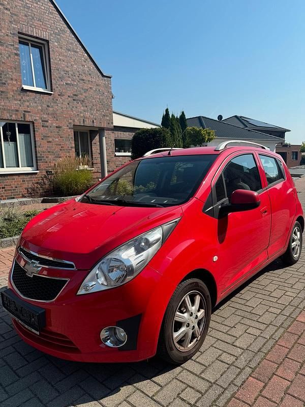 Rot Gebraucht 2013 Chevrolet Spark Kleinwagen | 2.800 € (Fairer Preis) - Bild 1/4