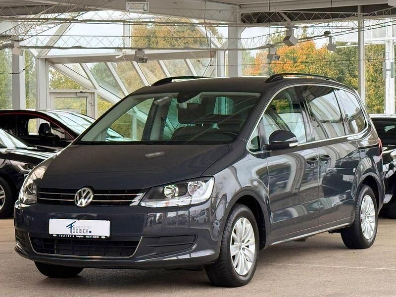 Grau Gebraucht 2021 VW Sharan Comfortline Van / Kleinbus | 24.820 € (Fairer Preis) - Bild 1/4