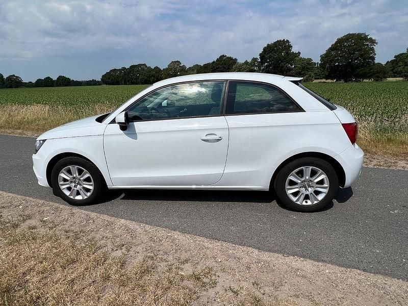 Weiß Gebraucht 2014 Audi A1 Attraction Kleinwagen | 5.900 € (Guter Preis) - Bild 1/4