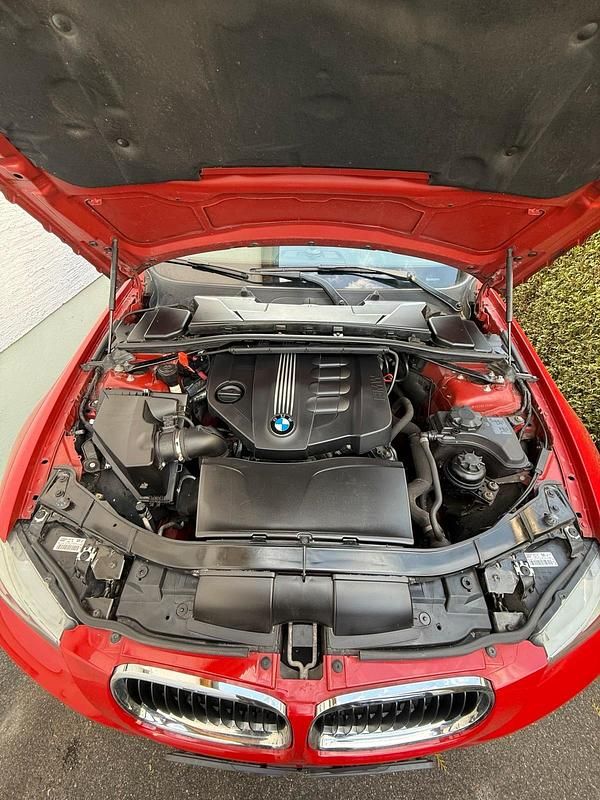 Gebraucht BMW 320 184 PS (135 kW) 2011 Rot Limousine