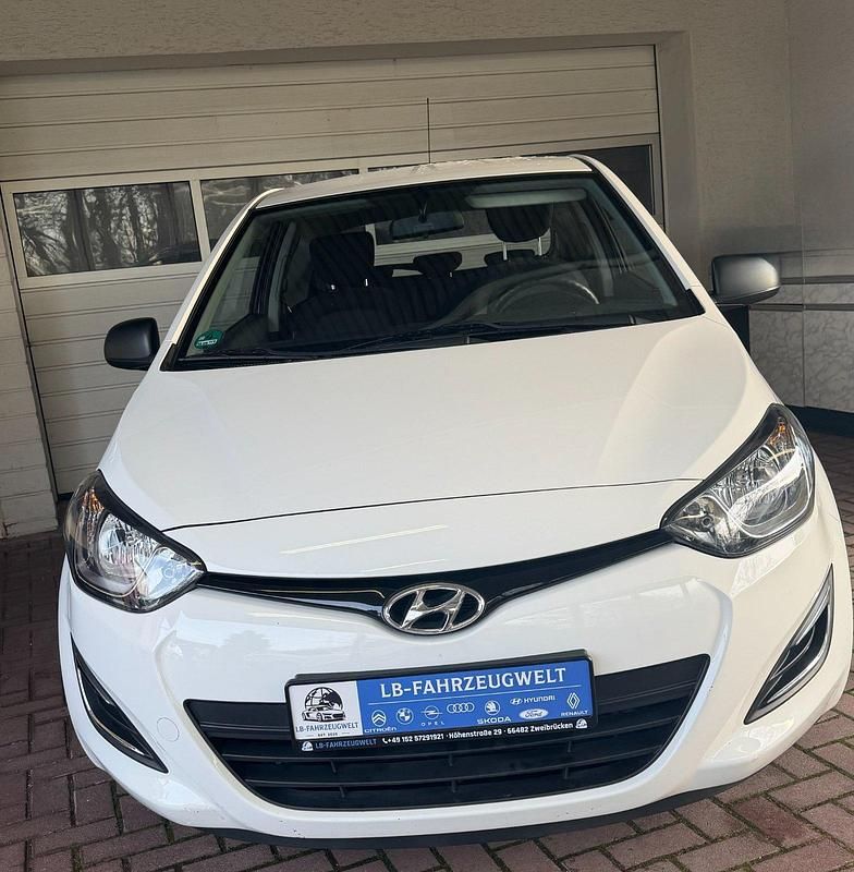 Weiß Gebraucht 2014 Hyundai i20 Edition Limousine | 3.400 € (Guter Preis) - Bild 1/4