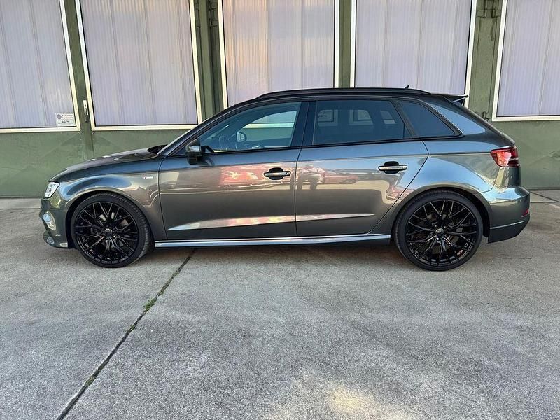 Grau Gebraucht 2019 Audi A3 Sportback S-Line Limousine | 25.690 € (Teuer) - Bild 1/4