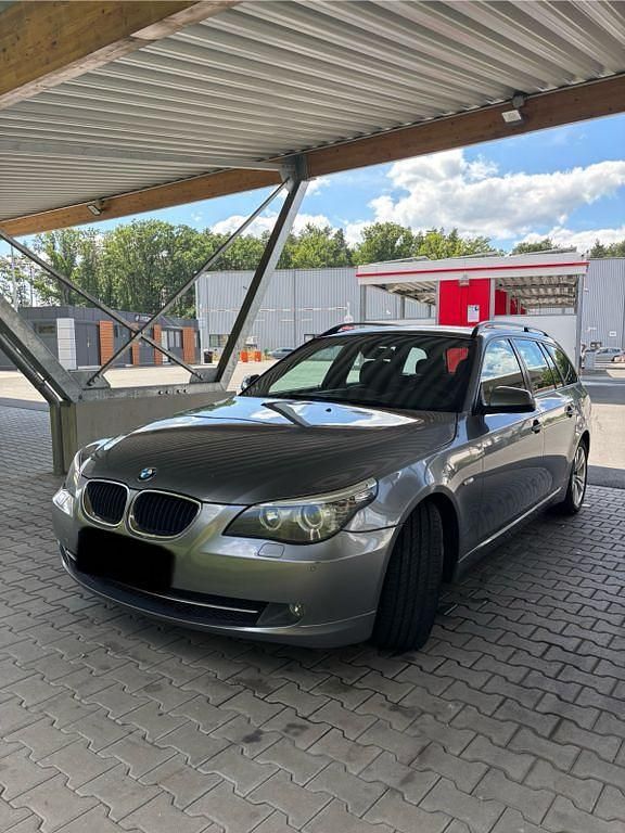 Grau Gebraucht 2009 BMW 520 Kombi | 7.400 € (Teuer) - Bild 1/4