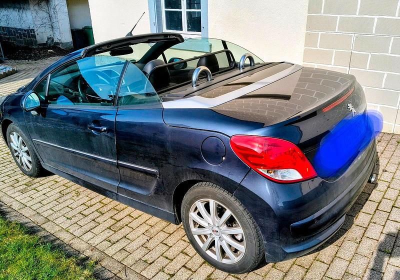 Gebraucht Peugeot 207 CC Active 156 PS (114 kW) 2012 Blau Cabrio