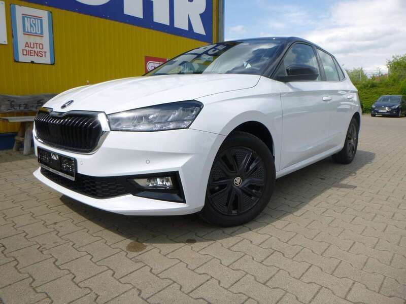 Moonweiss metallic (metallic) Gebraucht 2024 Skoda Fabia Style Limousine | 17.900 € (Fairer Preis) - Bild 1/4