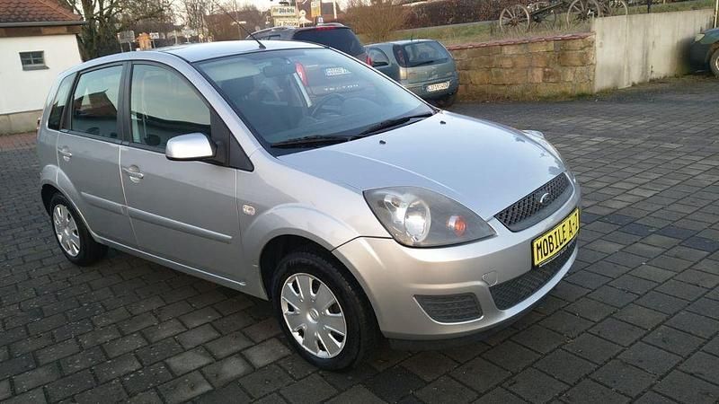 Gebraucht Ford Fiesta Style 80 PS (58 kW) 2008 Silber Limousine