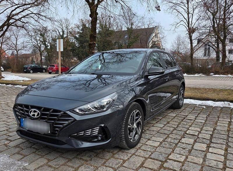 Grau Gebraucht 2022 Hyundai i30 Edition 30 Limousine | 13.890 € (Superpreis) - Bild 1/4