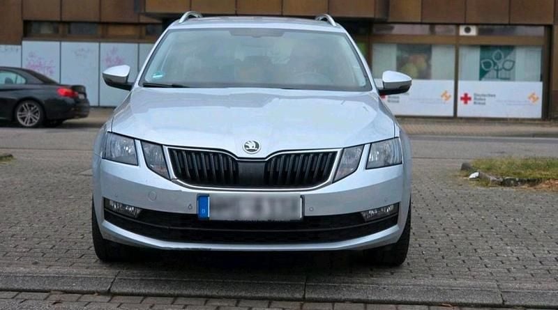 Grau Gebraucht 2019 Skoda Octavia Kombi | 12.850 € (Fairer Preis) - Bild 1/4