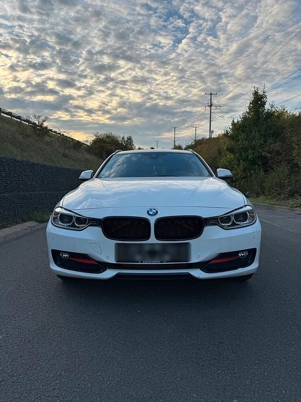 Weiß Gebraucht 2014 BMW 320 Sport Line Kombi | 10.800 € (Fairer Preis) - Bild 1/4