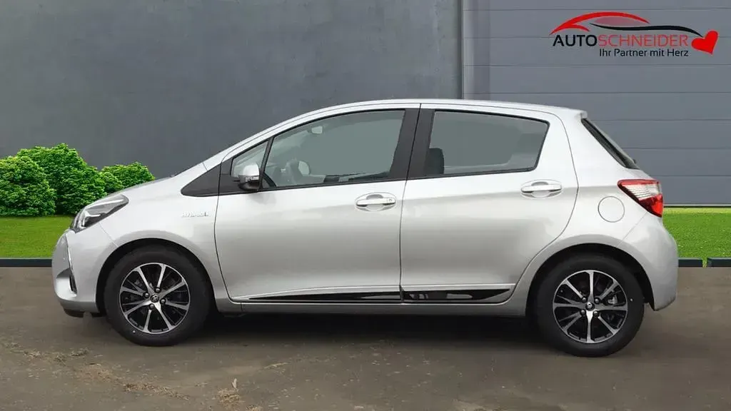 Gebraucht Toyota Yaris Hybrid Team 75 PS (55 kW) 2018 Silber Limousine