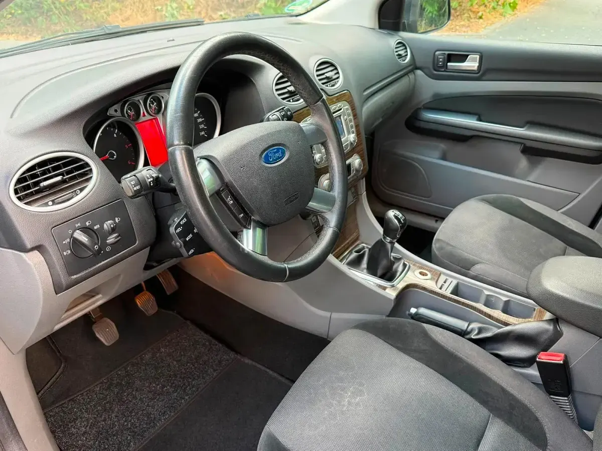 Gebraucht Ford Focus Ghia 110 PS (80 kW) 2008 Grau Limousine