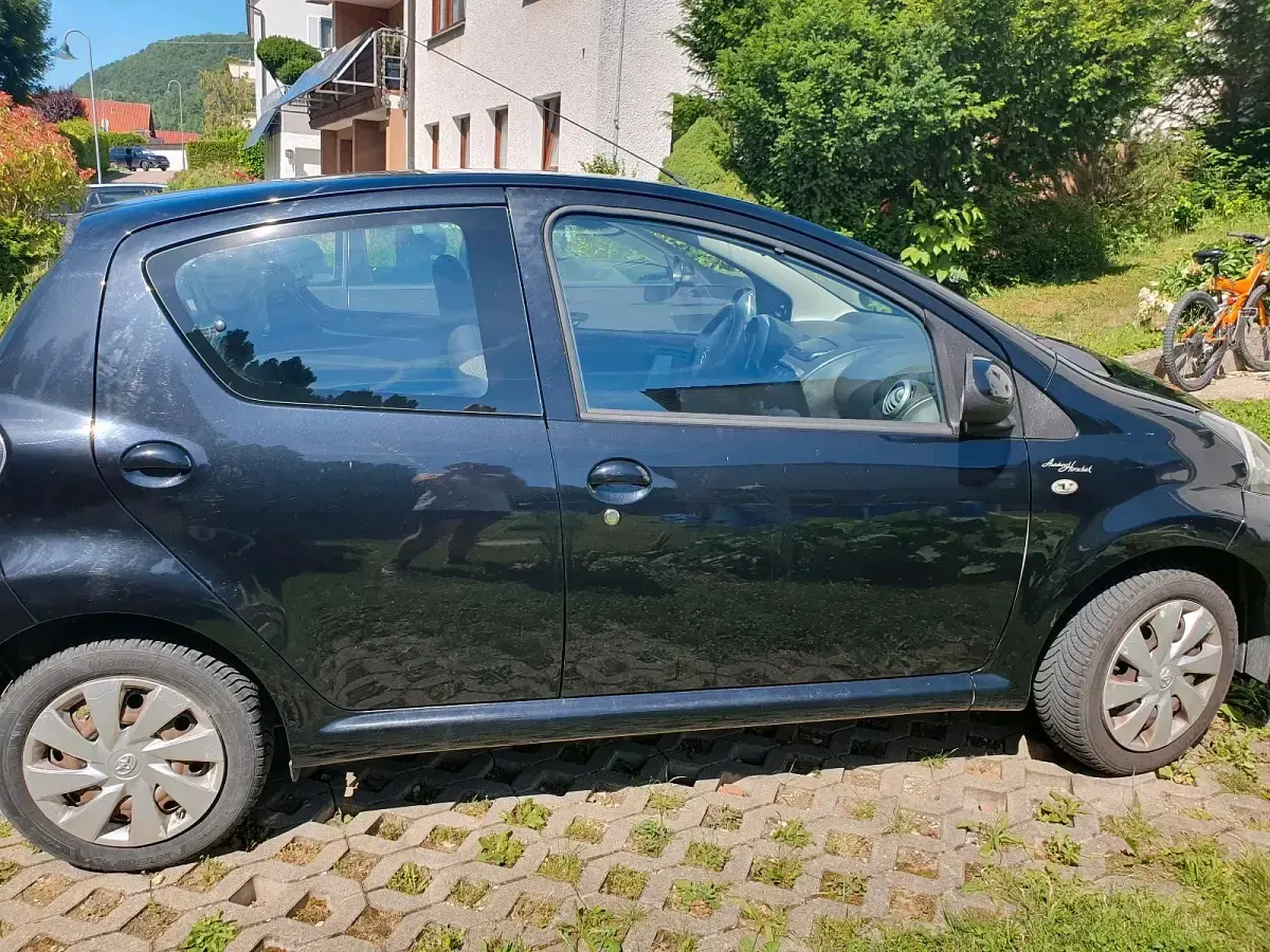 Gebraucht Toyota Aygo 68 PS (50 kW) 2013 Schwarz Kleinwagen