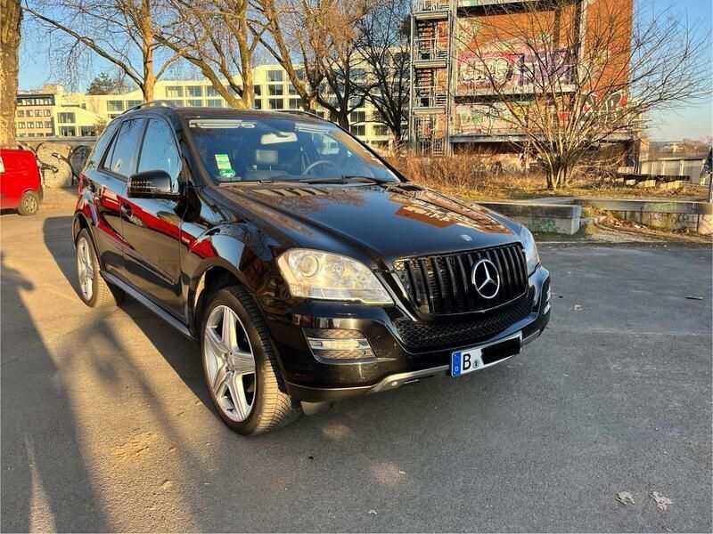 Schwarz Gebraucht 2011 Mercedes ML350 Edition SUV | 11.900 € - Bild 1/4