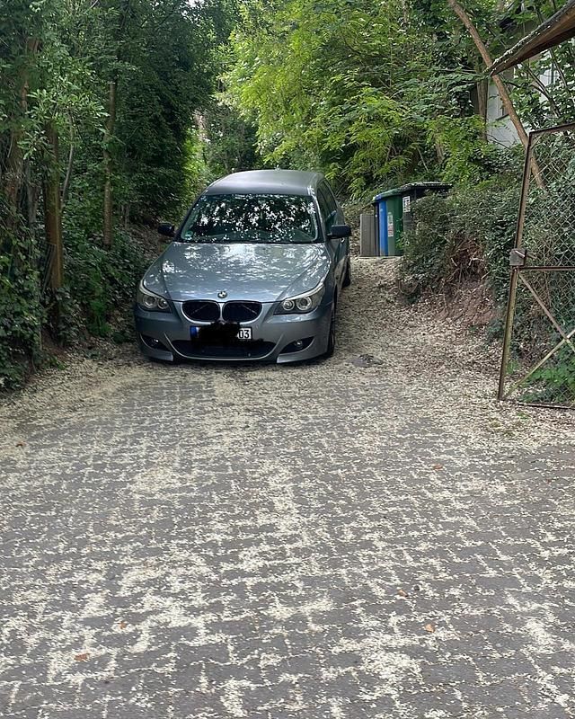 Grau Gebraucht 2004 BMW 523 Kombi | 10.000 € - Bild 1/4