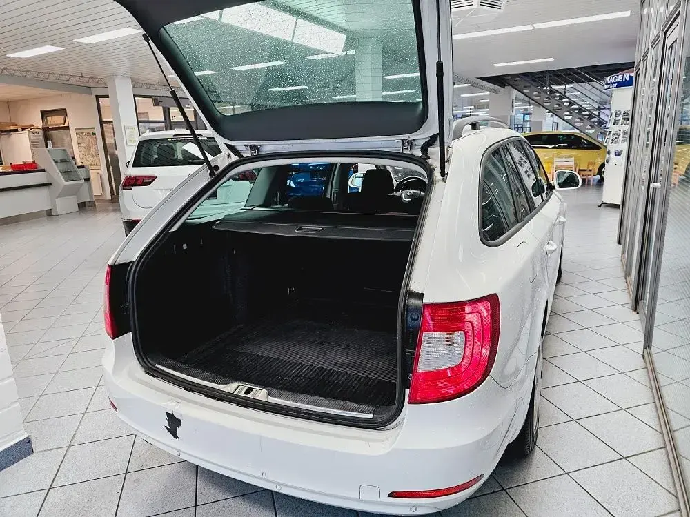 Używany Skoda Superb 125 KM (91 kW) 2012 Biały Kombi