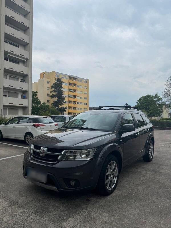 Grau Gebraucht 2015 Fiat Freemont SUV | 9.999 € (Fairer Preis) - Bild 1/4