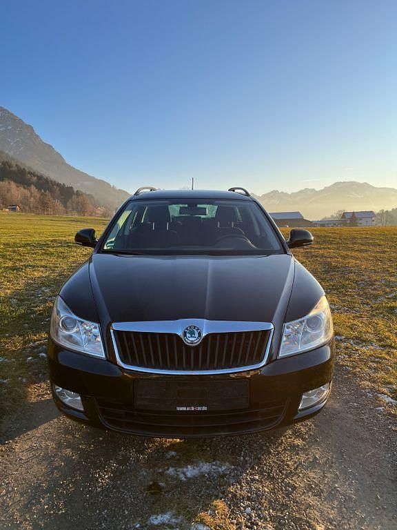 Gebraucht Skoda Octavia Ambition 140 PS (102 kW) 2013 Schwarz Kombi