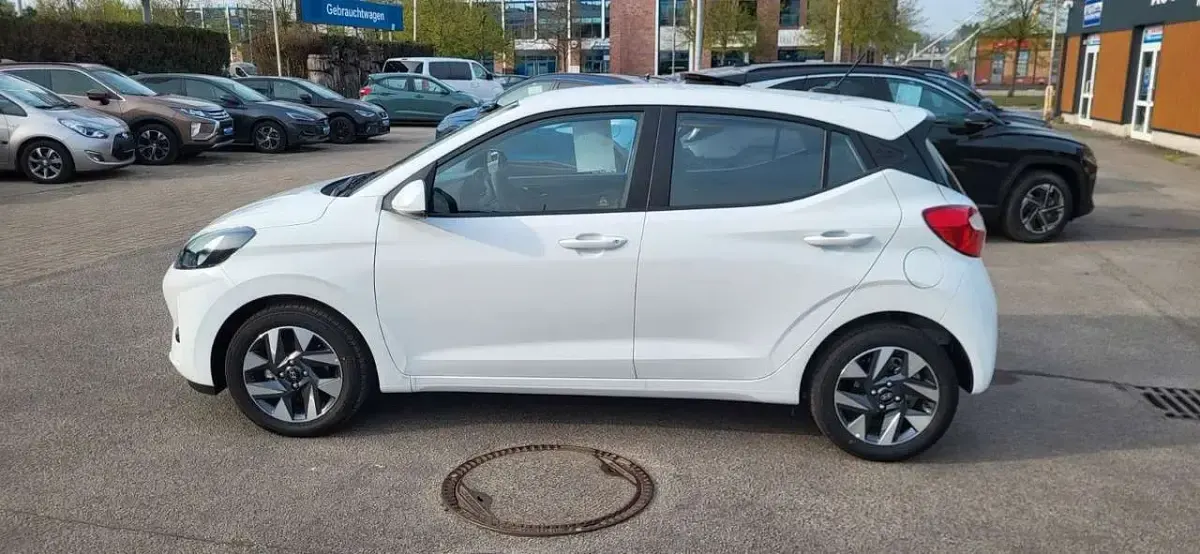 Gebraucht Hyundai i10 Trend 67 PS (49 kW) 2024 Weiß Kleinwagen
