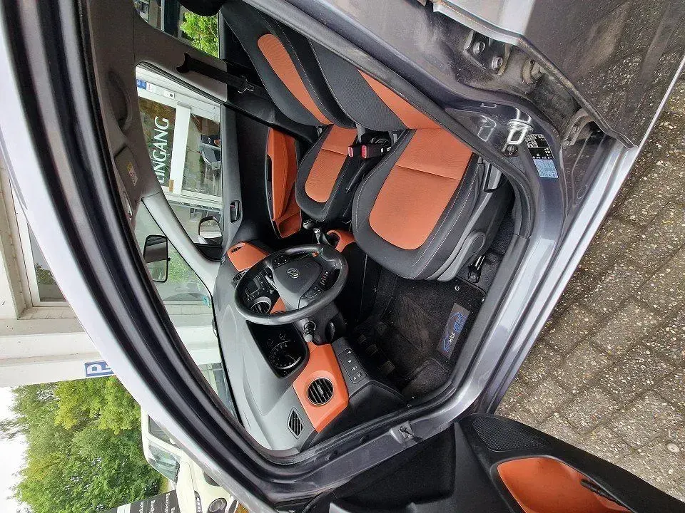 Gebraucht Hyundai i10 67 PS (49 kW) 2015 Grau Kleinwagen