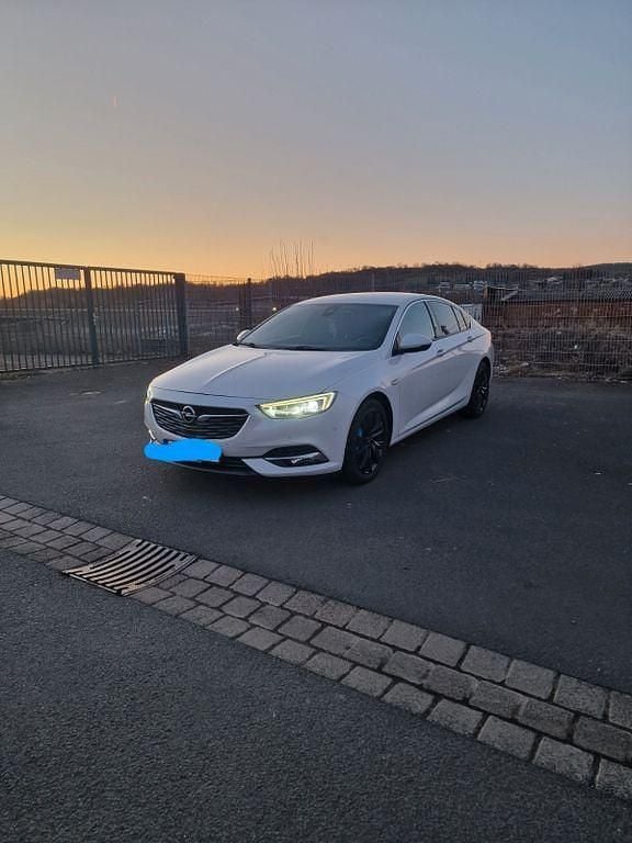 Usado Opel Insignia Dynamic 260 HP (191 kW) 2017 Branco Sedan