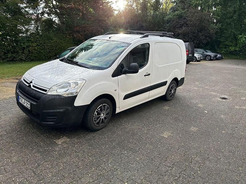 Weiß Gebraucht 2016 Citroën Berlingo Feel Van / Kleinbus | 5.200 € (Fairer Preis) - Bild 1/4