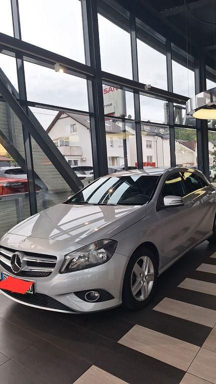 Silber Gebraucht 2014 Mercedes A180 Edition Limousine | 12.500 € (Fairer Preis) - Bild 1/2