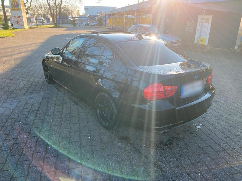 Gebraucht BMW 320 177 PS (130 kW) 2010 Schwarz Limousine