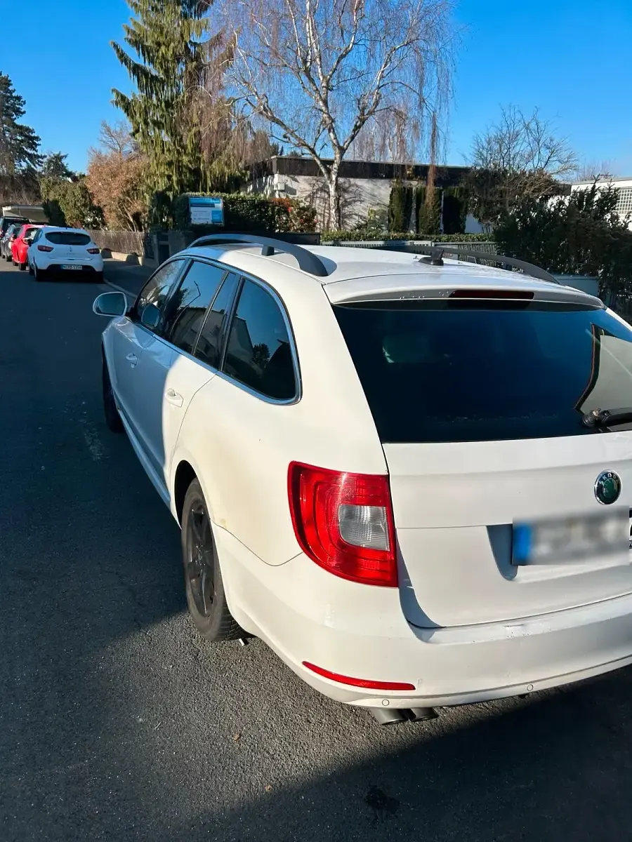 Gebraucht Skoda Superb 140 PS (102 kW) 2013 Weiß Kombi