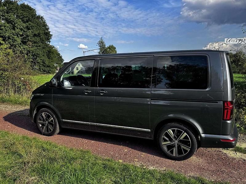Gebraucht VW Multivan Highline 199 PS (146 kW) 2019 Grau Van