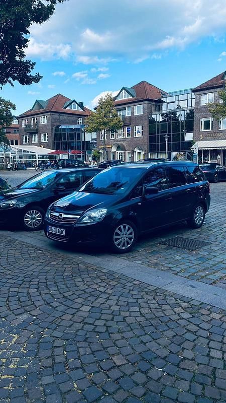 Schwarz Gebraucht 2012 Opel Zafira Van / Kleinbus | 3.700 € (Fairer Preis) - Bild 1/4