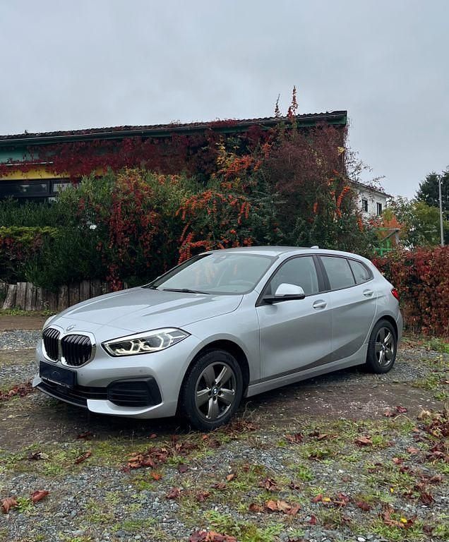 Silber Gebraucht 2021 BMW 118 Advantage Kleinwagen | 15.900 € (Guter Preis) - Bild 1/4