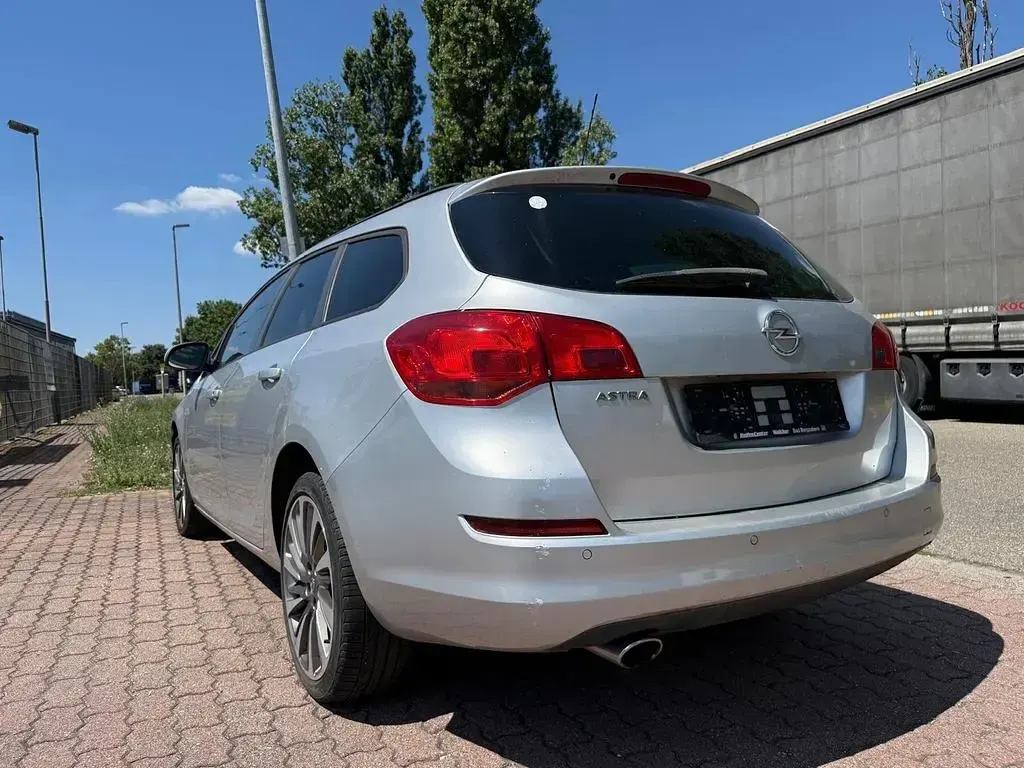 Gebraucht Opel Astra Design Edition 120 PS (88 kW) 2011 Silber Kombi
