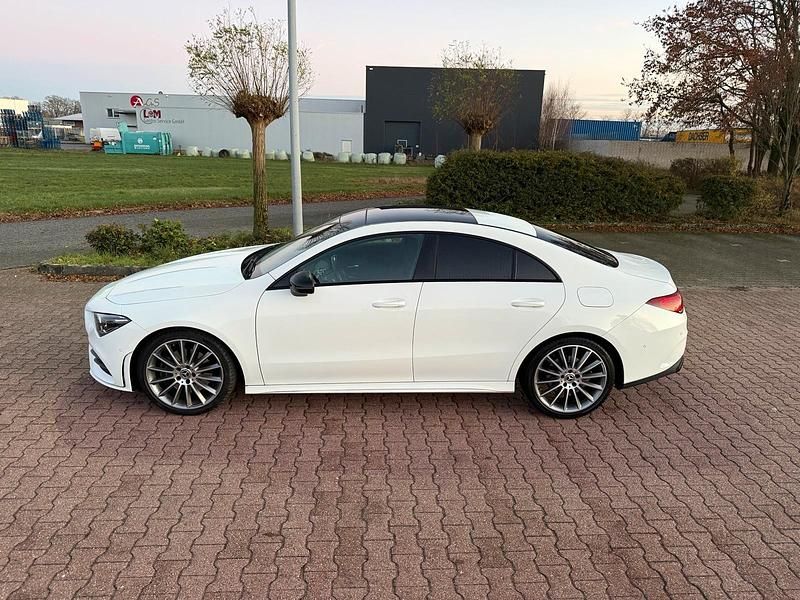 Weiß Gebraucht 2019 Mercedes 220 AMG line Coupé | 29.500 € (Fairer Preis) - Bild 1/4
