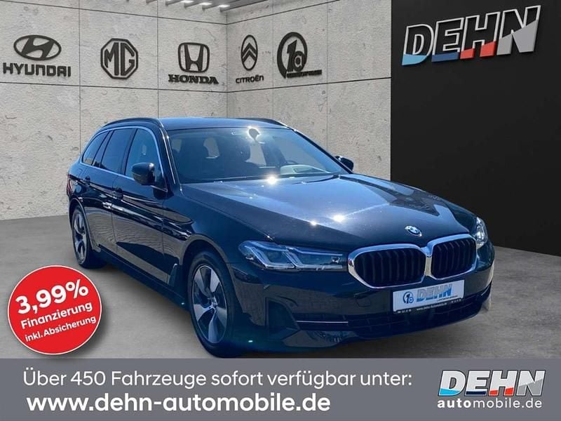 Black sapphire metallic Gebraucht 2023 BMW 520 Sport Line Kombi | 31.470 € (Guter Preis) - Bild 1/4